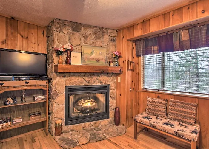 Private Gatlinburg Cabin Pet Friendly with Hot Tub!